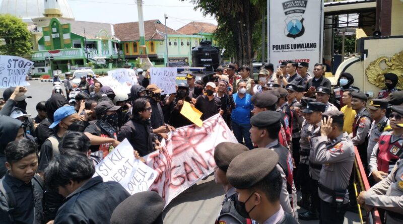 Foto : Puluhan pemuda lumajang bergerak gruduk kantor Poklres Lumajang.